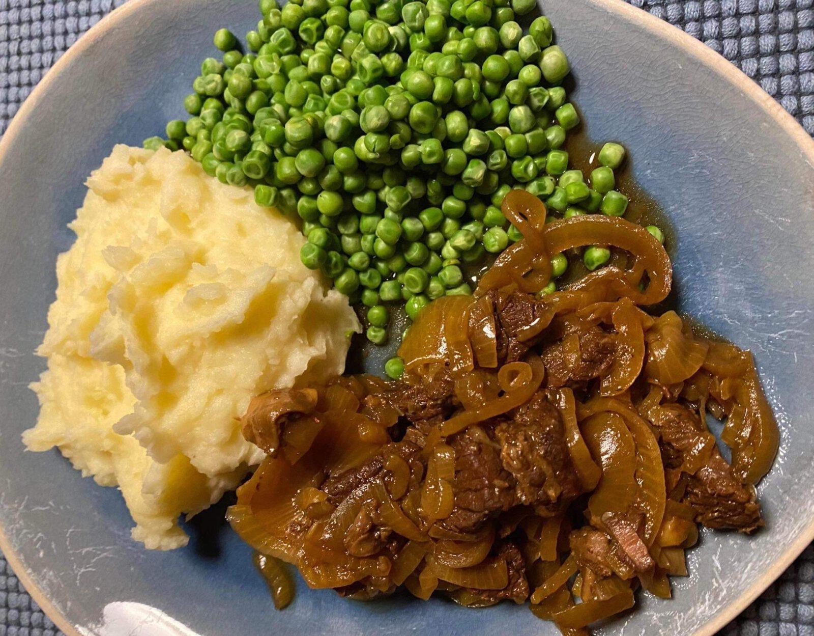 Hachee van opoe, Nu is de hachee aan de beurt. Niet zo zeer op de manier van mijn opoe, maar meer het klassieke recept. En dan noem je het al gauw ‘grootmoeders’ recept. Of van opoe.