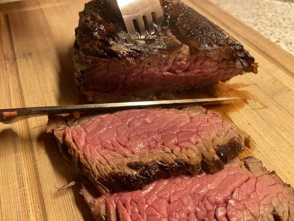 Als de kat van huis is Joden- of diamanthaas, medium gebakken. Als de kat van huis is.