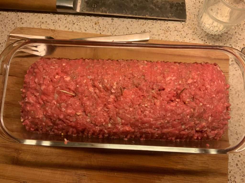 Wij gaan dit keer voor het rundergehakt. Gehakt met een mooi vetgehalte. Net genoeg om het gehakt soepel en weinig verlies aan vleesgewicht bij het braden te hebben. Het gehakt van deze runderen is ideaal voor pastasaus en gehaktbrood. En dat is wat we gaan maken, gehaktbrood met ei.