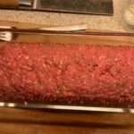 Wij gaan dit keer voor het rundergehakt. Gehakt met een mooi vetgehalte. Net genoeg om het gehakt soepel en weinig verlies aan vleesgewicht bij het braden te hebben. Het gehakt van deze runderen is ideaal voor pastasaus en gehaktbrood. En dat is wat we gaan maken, gehaktbrood met ei.