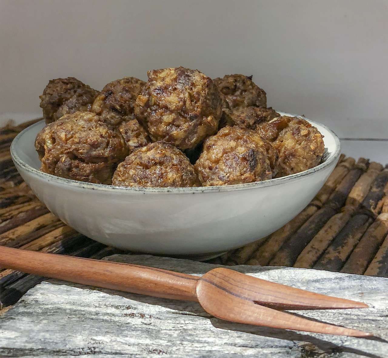 Dé traditionele gehaktbal.Onlangs startte ik mijn zoektocht naar ‘dé traditionele gehaktbal’. Op zoek naar de ultieme gehaktbal vond ik veel recepten voor gehaktballen met de toevoeging ‘oma’s gehaktbal’. Vaak wordt gebruik gemaakt van kruiden die ‘oma’ niet kende of voorhanden had.