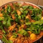 Gnocchi met gehakt-tomatensaus uit de oven is erg favoriet in ons gezin. Zo favoriet dat we een dubbele portie maken. Zo hebben we voor twee dagen voldoende voor ons vieren.