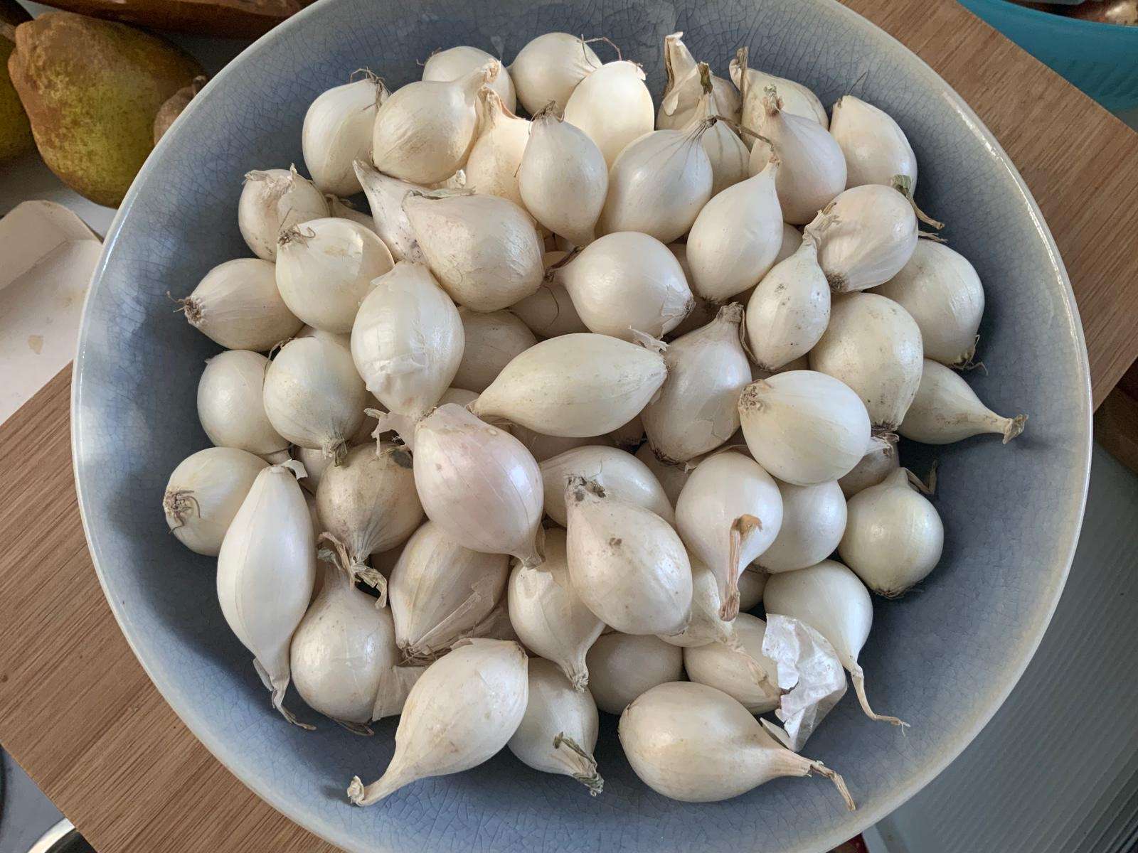 Steeds als we bij de groenteman komen liggen ze me aan te staren; verse zilveruitjes. Eerder maakte ik al gekarameliseerde zilveruitjes in de slowcooker en in de koekenpan. Nu staat op het programma zilveruitjes zelf inmaken. Een experiment. Maar waarom zou het het willen, zelf inmaken?