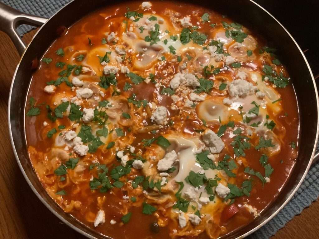 Shakshuka met eieren in pittige tomatensaus