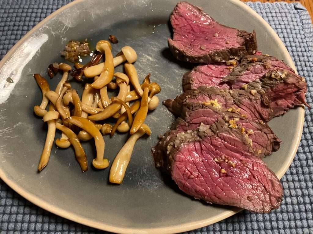 Een simpel, maar overheerlijk recept: Rosbief met bundelzwam, uit de oven. Voor twee personen.