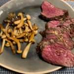 Rosbief met bundelzwam Een simpel, maar overheerlijk recept: Rosbief met bundelzwam, uit de oven. Voor twee personen.