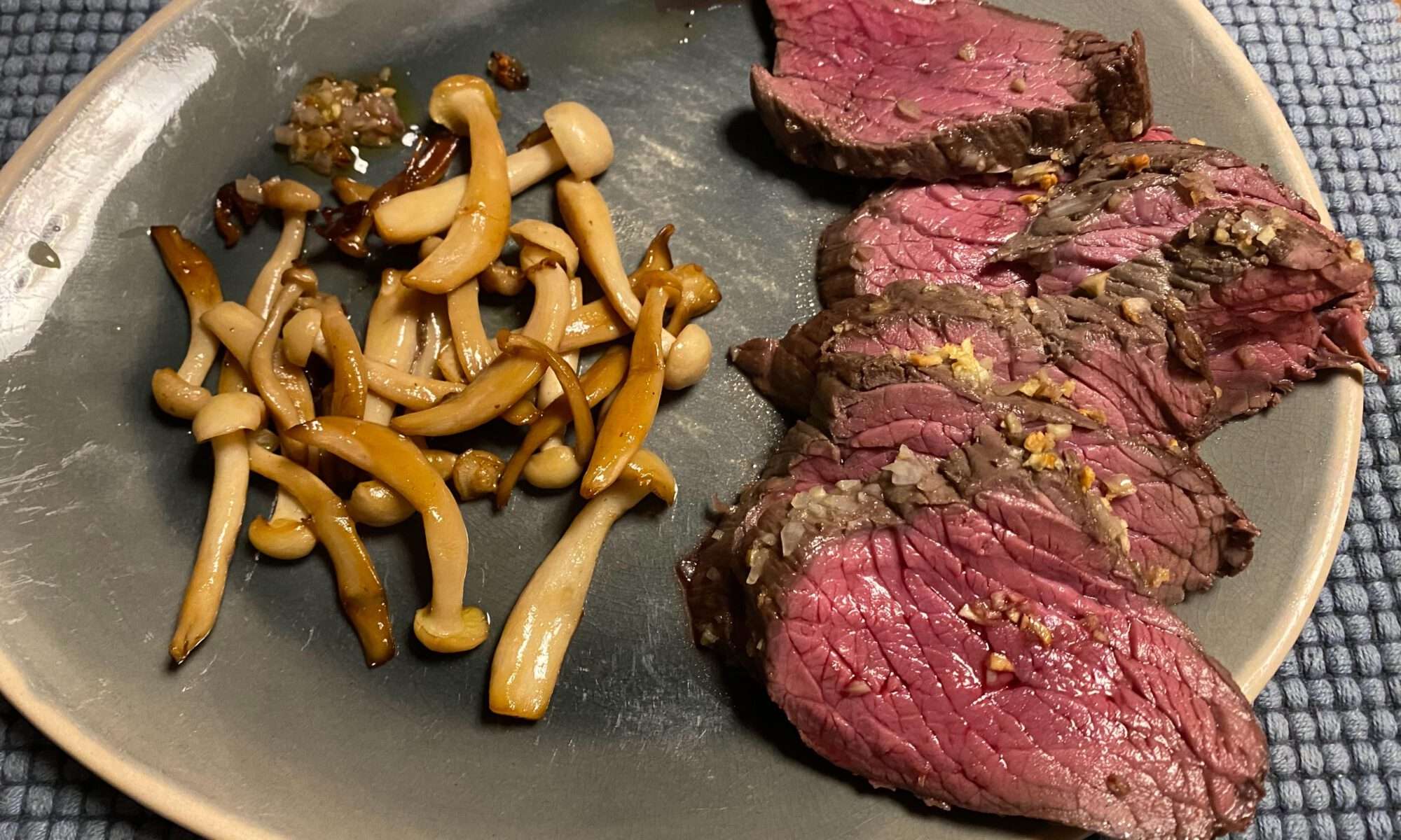 Een simpel, maar overheerlijk recept: Rosbief met bundelzwam, uit de oven. Voor twee personen.