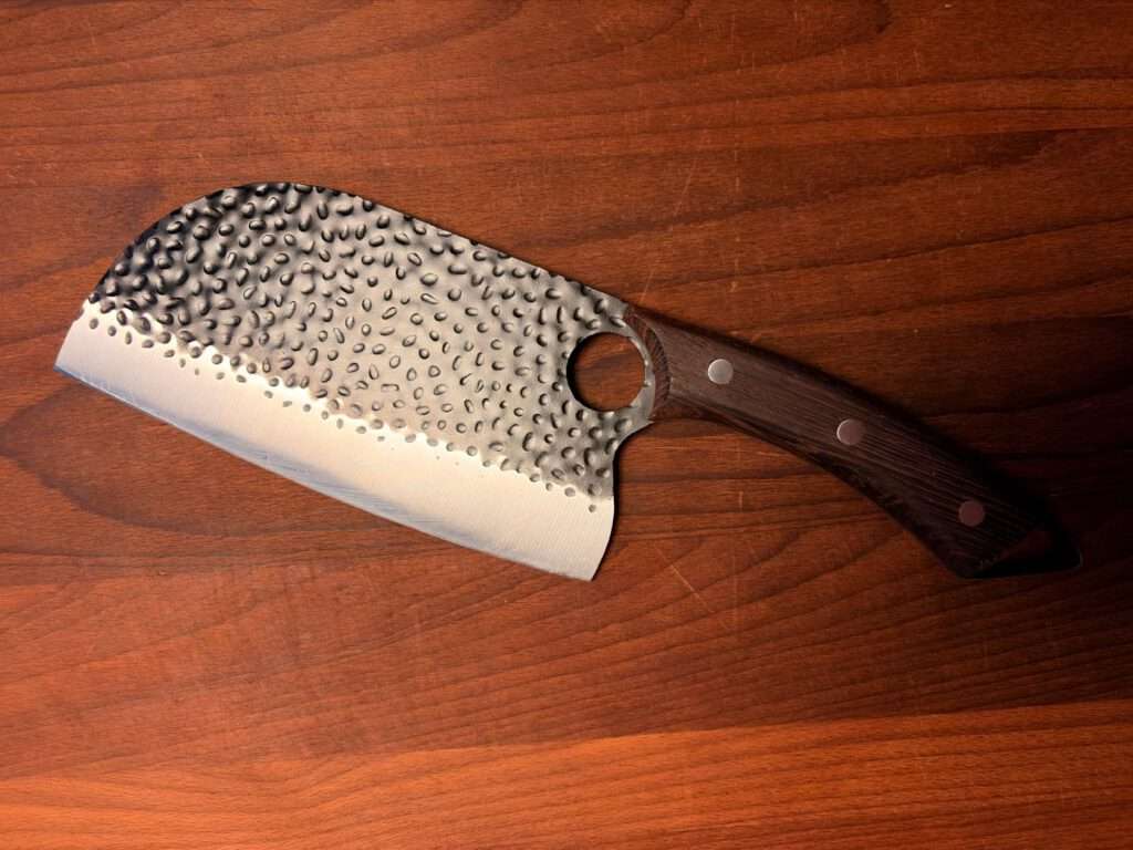 Sinds kort ben ik bezig me te verdiepen in de Chinese snijtechnieken. Zo kom ik automatisch bij Chinese keukenmessen terecht. In feite bij één Chinees mes, de ‘cleaver’ of cai daoy. Een traditioneel mes waarvan de geschiedenis zo’n 4.500 jaar geleden begon. 