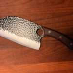 Ik kocht een Chinese cleaver Sinds kort ben ik bezig me te verdiepen in de Chinese snijtechnieken. Zo kom ik automatisch bij Chinese keukenmessen terecht. In feite bij één Chinees mes, de ‘cleaver’ of cai daoy. Een traditioneel mes waarvan de geschiedenis zo’n 4.500 jaar geleden begon.