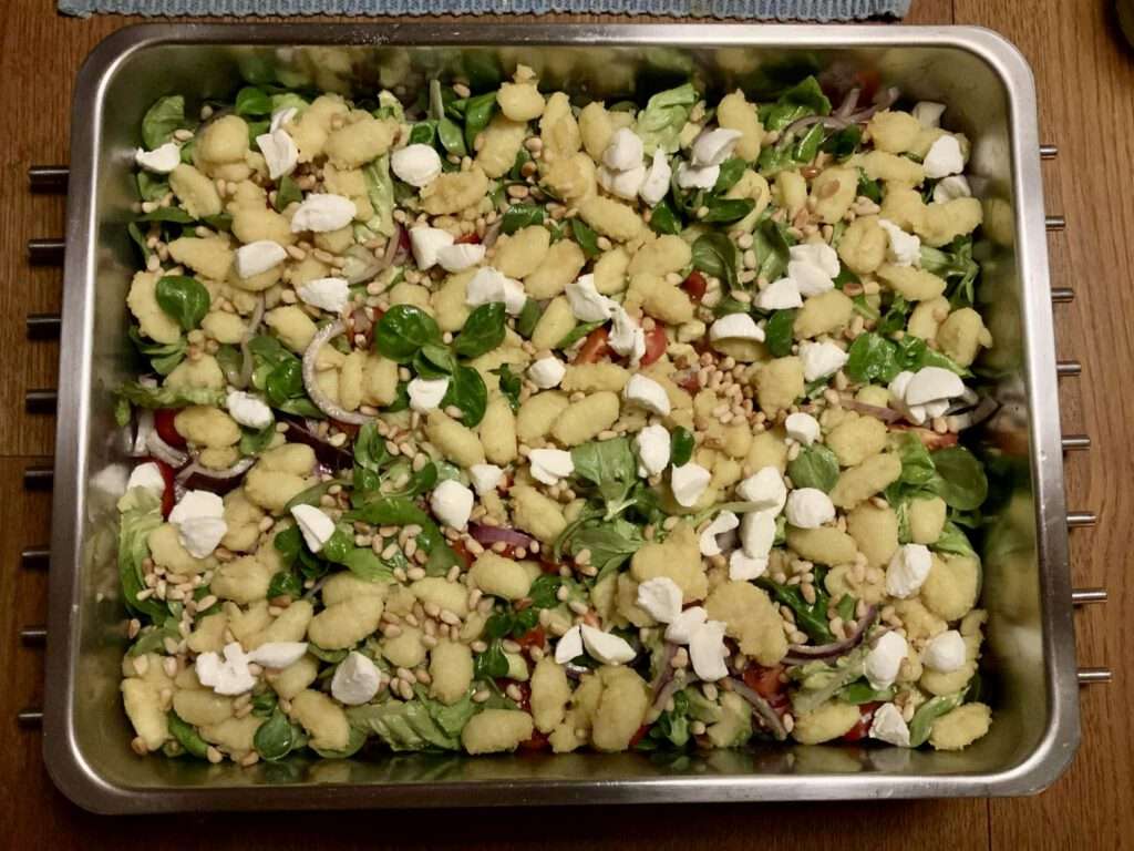 Frisse salade met krokante gnocchi, ook wel bekend als crispy gnocchi salade.