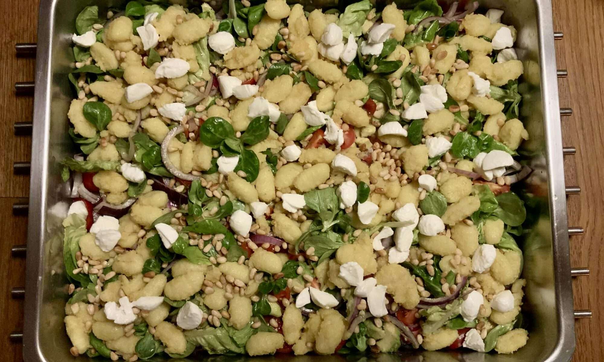 Frisse salade met krokante gnocchi, ook wel bekend als crispy gnocchi salade.