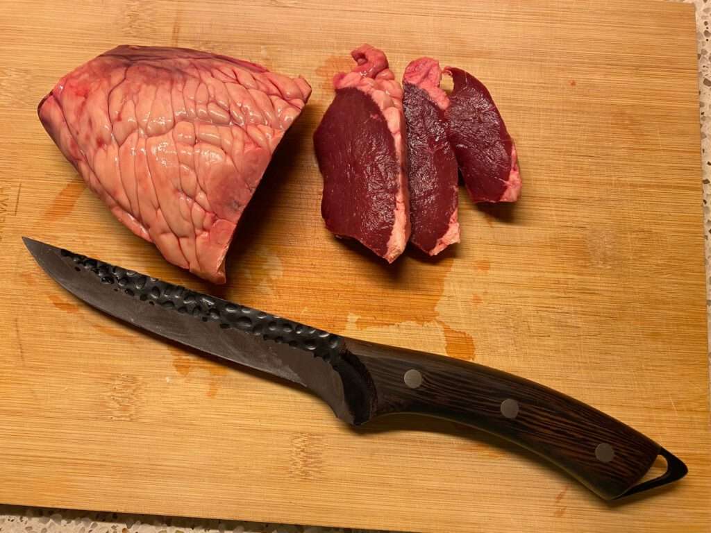 Tot bleek dat de slager geschoonde runderhart verkoopt van rond de 400 gram. Veel vlees voor weinig geld. Een prettig gewicht om mee te experimenteren als de kinderen elders eten. Tijd voor gebakken runderhart, drie recepten.