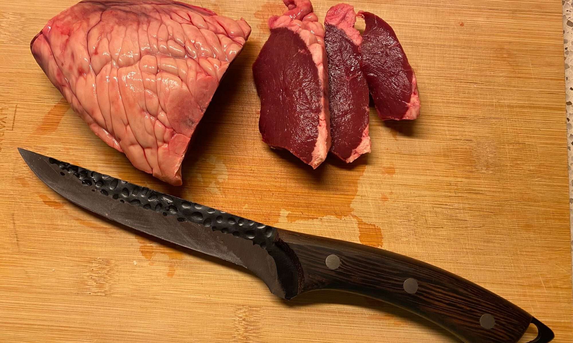 Tot bleek dat de slager geschoonde runderhart verkoopt van rond de 400 gram. Veel vlees voor weinig geld. Een prettig gewicht om mee te experimenteren als de kinderen elders eten. Tijd voor gebakken runderhart, drie recepten.