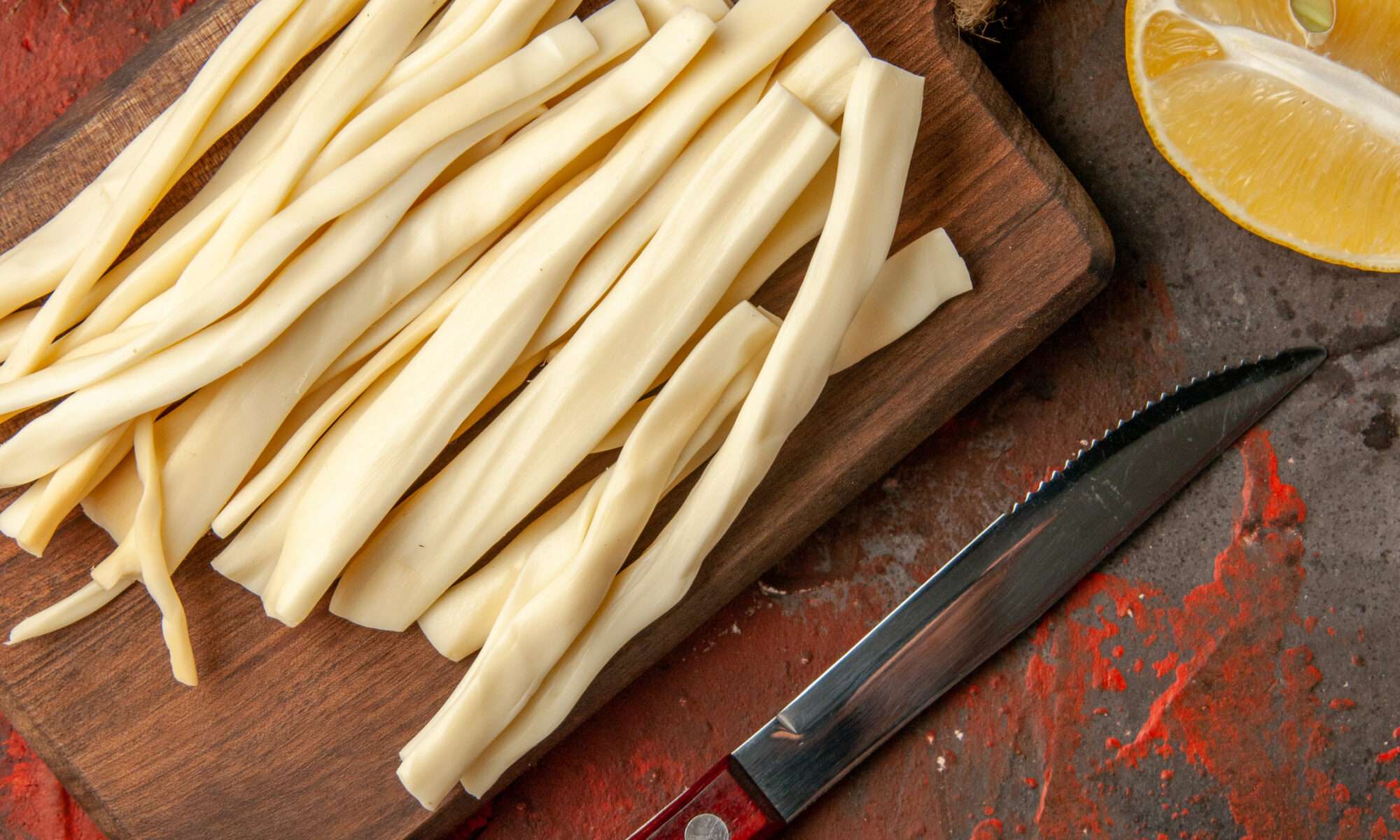 Verse geschilde asperges liggen klaar om te bereiden als In boter gestoofde asperges