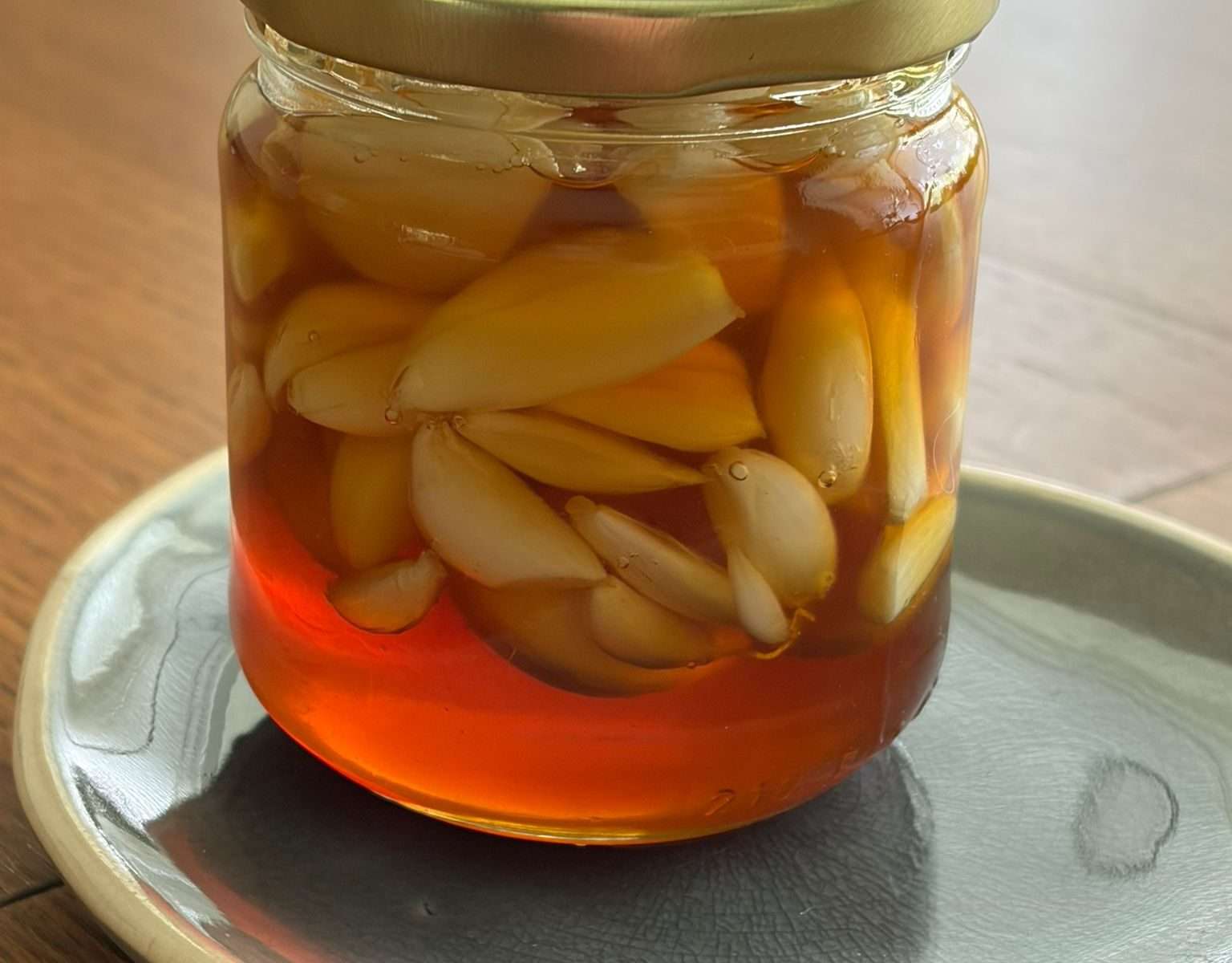 Gefermenteerde knoflook in honing in een glazen weckpot, een eeuwenoud huismiddeltje