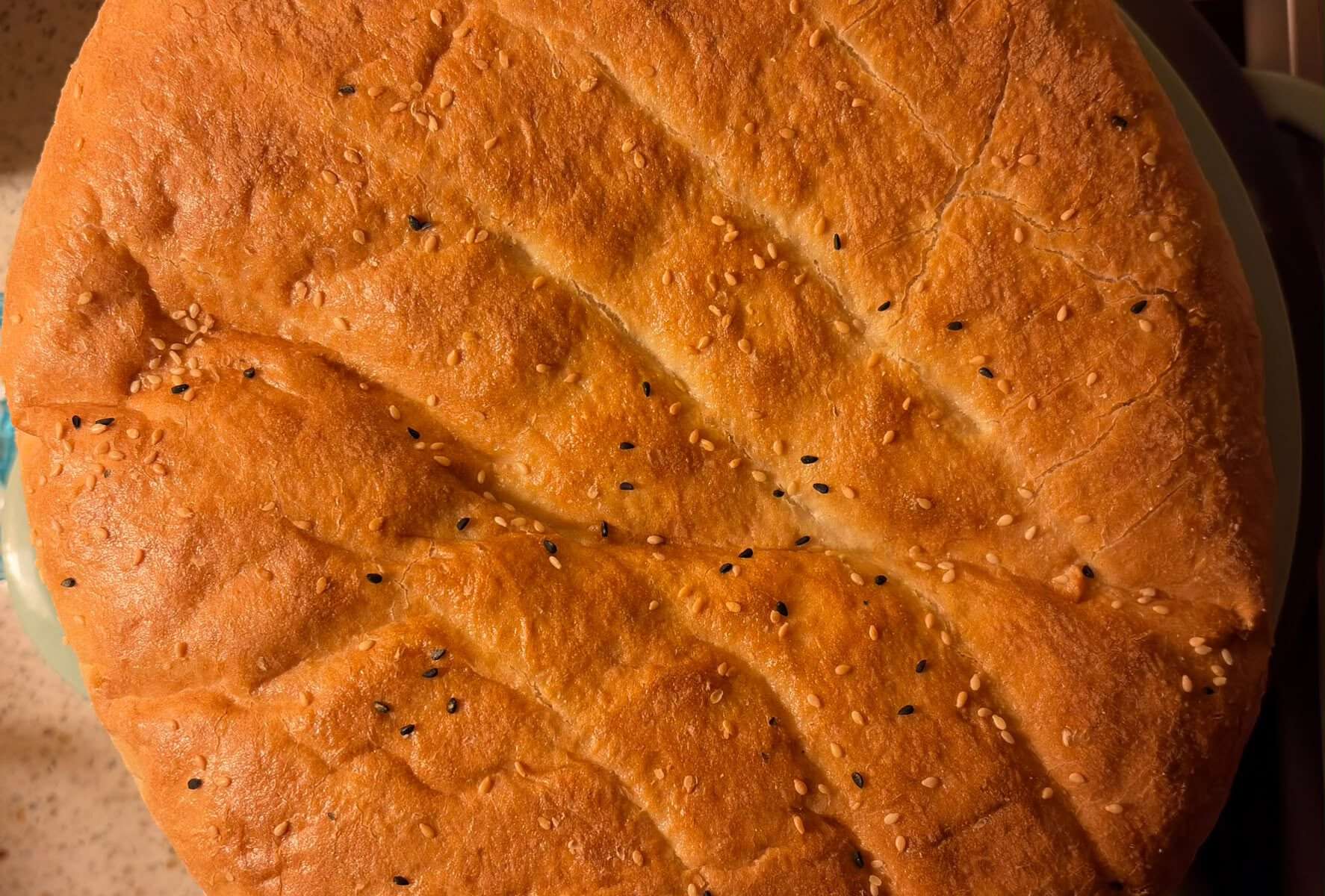 Wij kopen regelmatig Turks brood. Soms in de supermarkt, vaak bij ‘de Turk’. Thuis gekomen alleen nog maar even 10 minuten afbakken. Toch maar een keer niet kopen maar zelf maken: vers gebakken Turks Brood.