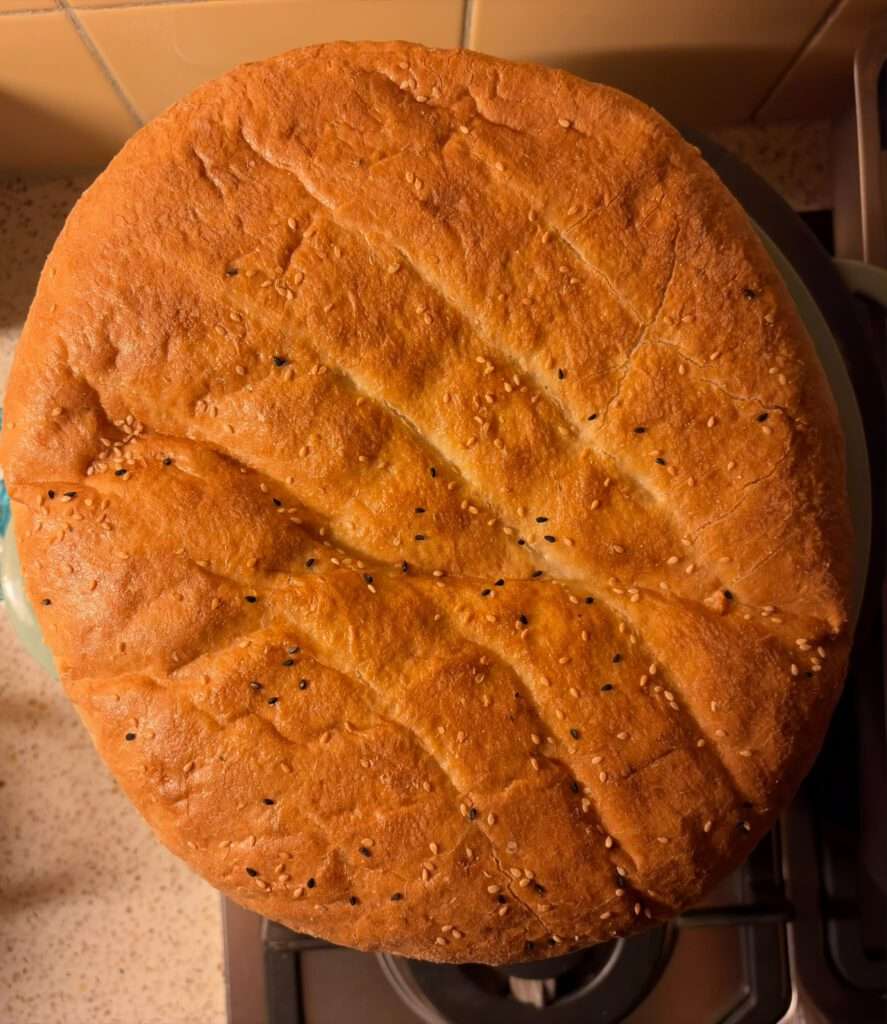 Wij kopen regelmatig Turks brood. Soms in de supermarkt, vaak bij ‘de Turk’. Thuis gekomen alleen nog maar even 10 minuten afbakken. Toch maar een keer niet kopen maar zelf maken: vers gebakken Turks Brood.