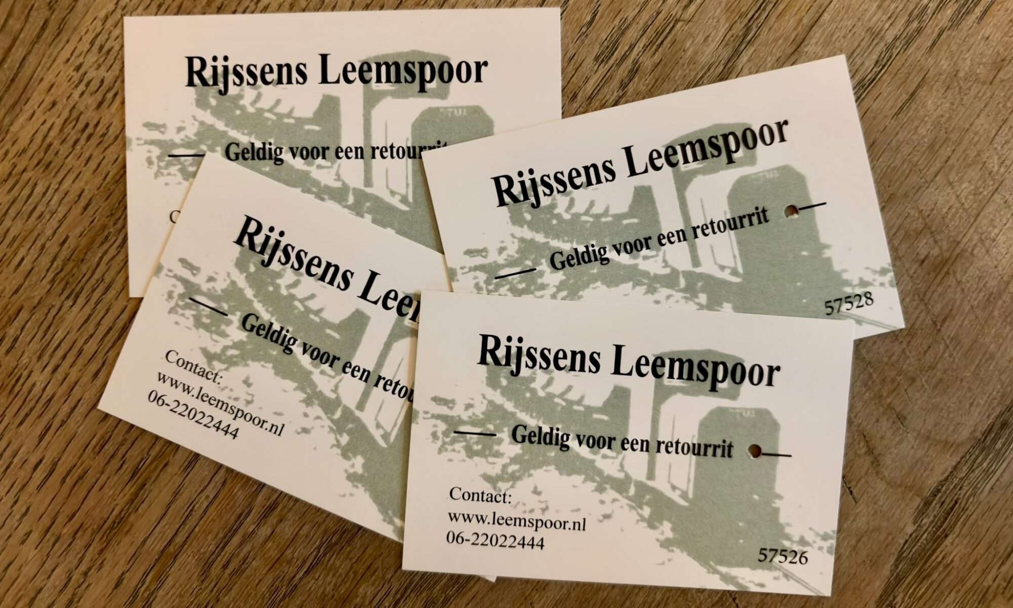 Een rit per dieseltreintje over een historisch spoor door een prachtig landschap aan de voet van de Rijsserberg. Vandaag de dag kun je er een rit van ongeveer zestig minuten maken met historisch materieel – soms zelfs met stoom. Het is het beleven van een stukje geschiedenis van Twente.
