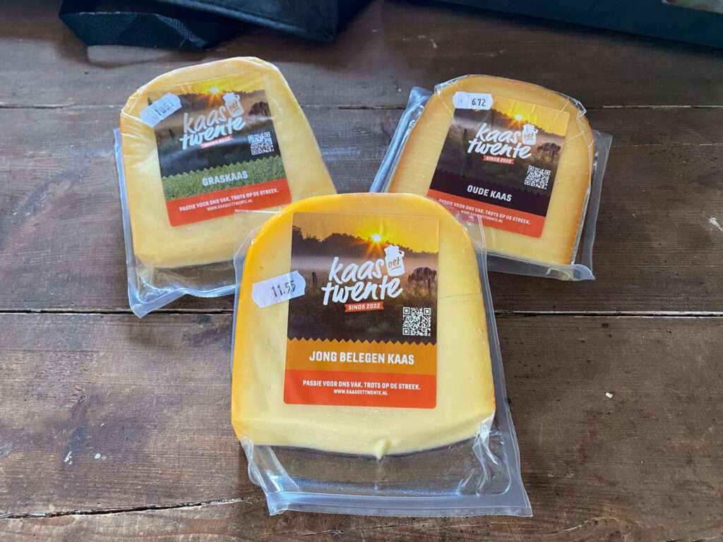 De melk wordt met zorg verwerkt tot wat hier “donders lekkere kees” genoemd wordt. In de boerderijwinkel van Jan liggen de kazen klaar: van mild en romig jong tot karaktervol en pittig extra belegen. Machtig mooi en donders lekker!