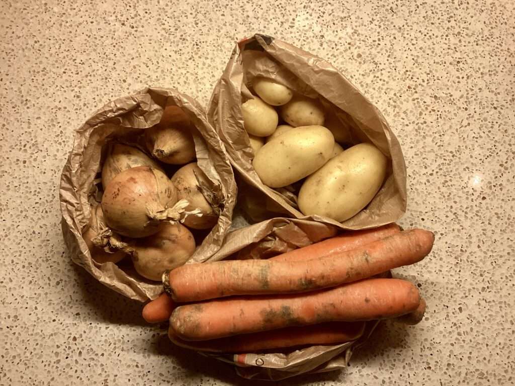 Mijn schoonmoeder, naar verluidt geen ster in koken en inmiddels zevenentachtig, houdt van lekker eten. Vooral maaltijden die haar doen denken aan het verleden, de smaken van toen. Eén van haar favorieten is hutspot. Dit recept is passend bij de hang naar het verleden