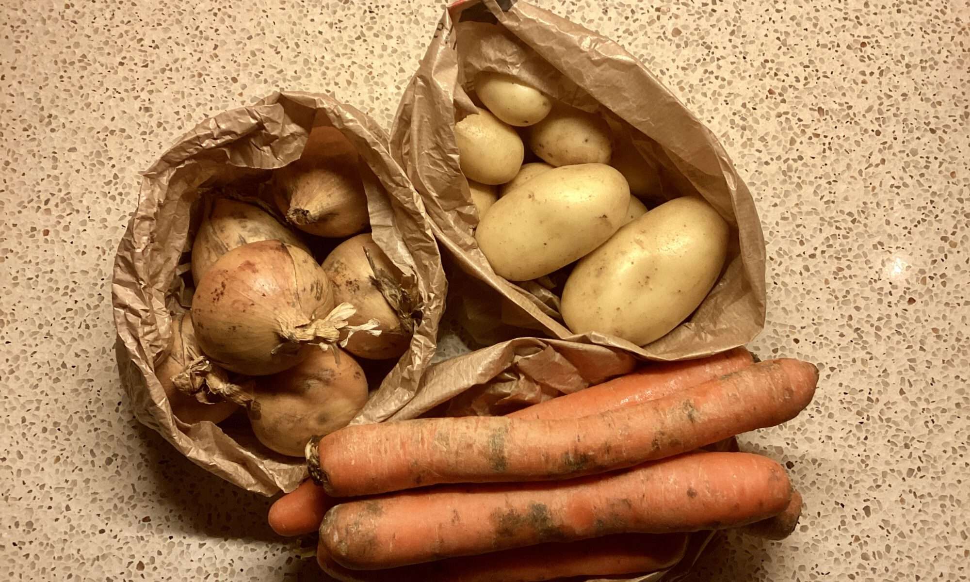 Mijn schoonmoeder, naar verluidt geen ster in koken en inmiddels zevenentachtig, houdt van lekker eten. Vooral maaltijden die haar doen denken aan het verleden, de smaken van toen. Eén van haar favorieten is hutspot. Dit recept is passend bij de hang naar het verleden