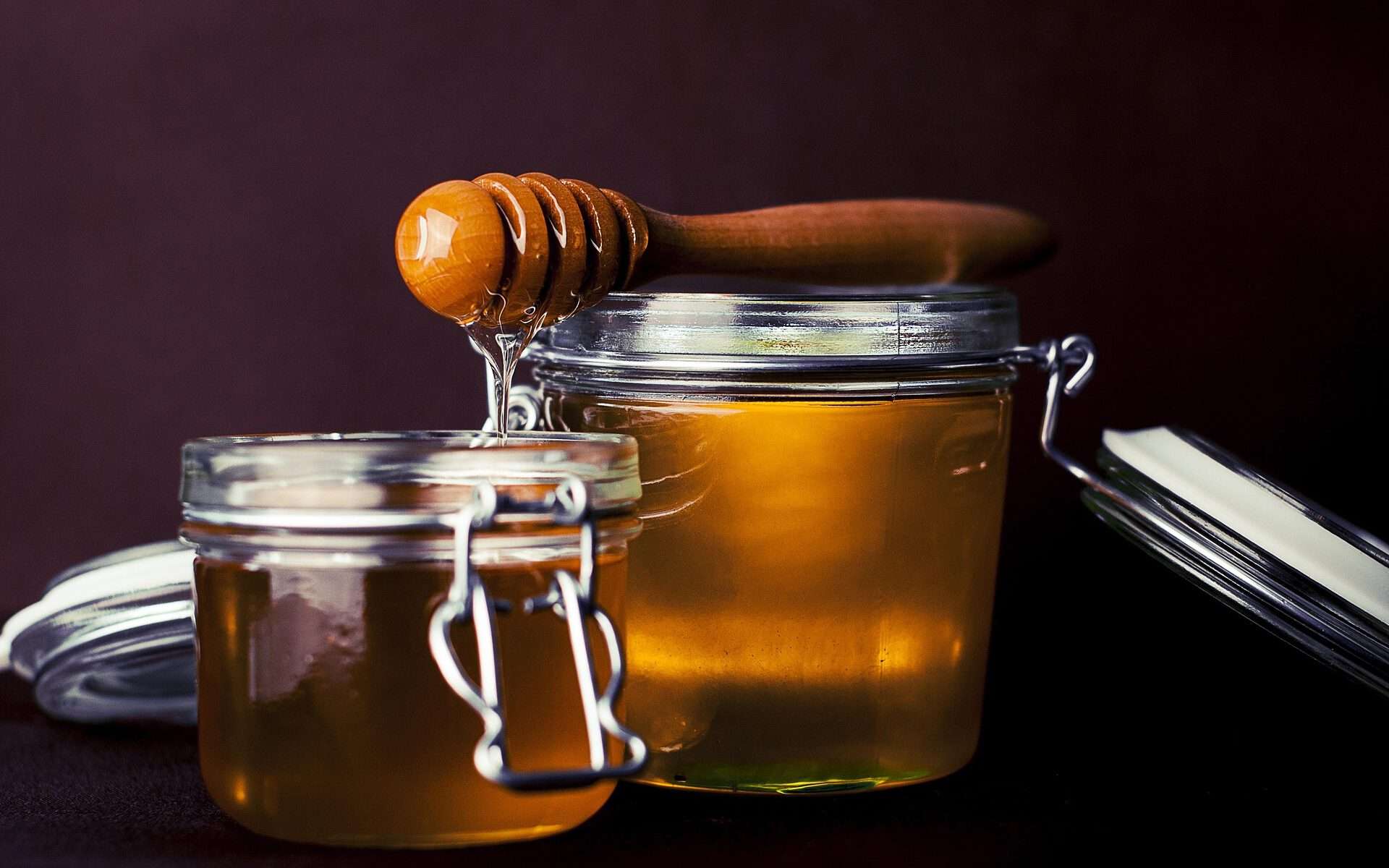 Maar hoe bereidde men buikspek eigenlijk in de 18e eeuw, zonder oven, slowcooker of thermostaat? Het antwoord is even simpel als lekker: uren zachtjes stoven in een zware gietijzeren pot boven open vuur. In dit blog deel ik een historisch recept voor buikspek met geschroeide honing, appelazijn en kruiden,