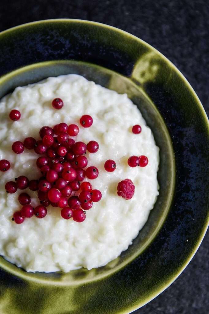 De één noemt het comfort food, de ander noemt het helend en herstellend. En Comfort food omdat het een goed gevoel geeft, als een warme deken. Helend en herstellend omdat de extreem licht verteerbare ‘rijstepap’ diepe hydratatie geeft en de spijsvertering maximaal ontlast. De belangrijkste redenen waarom congee een eeuwenoud medicinaal herstelvoedsel is ). Comfort food en helend, congee.