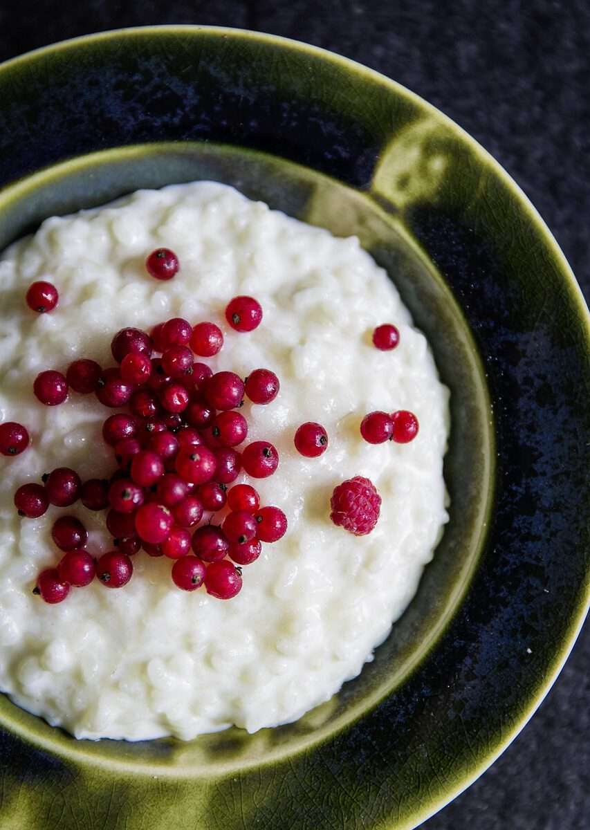 De één noemt het comfort food, de ander noemt het helend en herstellend. En Comfort food omdat het een goed gevoel geeft, als een warme deken. Helend en herstellend omdat de extreem licht verteerbare ‘rijstepap’ diepe hydratatie geeft en de spijsvertering maximaal ontlast. De belangrijkste redenen waarom congee een eeuwenoud medicinaal herstelvoedsel is ). Comfort food en helend, congee.