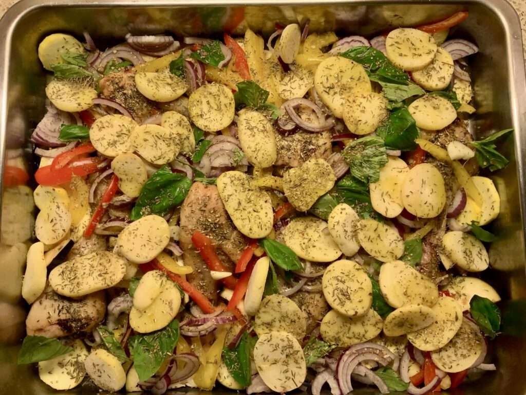Gezien de temperatuur en de lenteachtige sfeer heeft een Grieks gerecht onze voorkeur, dus wordt het Kotopoulo sto fourno, fêta fourno en tzatziki: kip met groenten en aardappelen uit de oven.