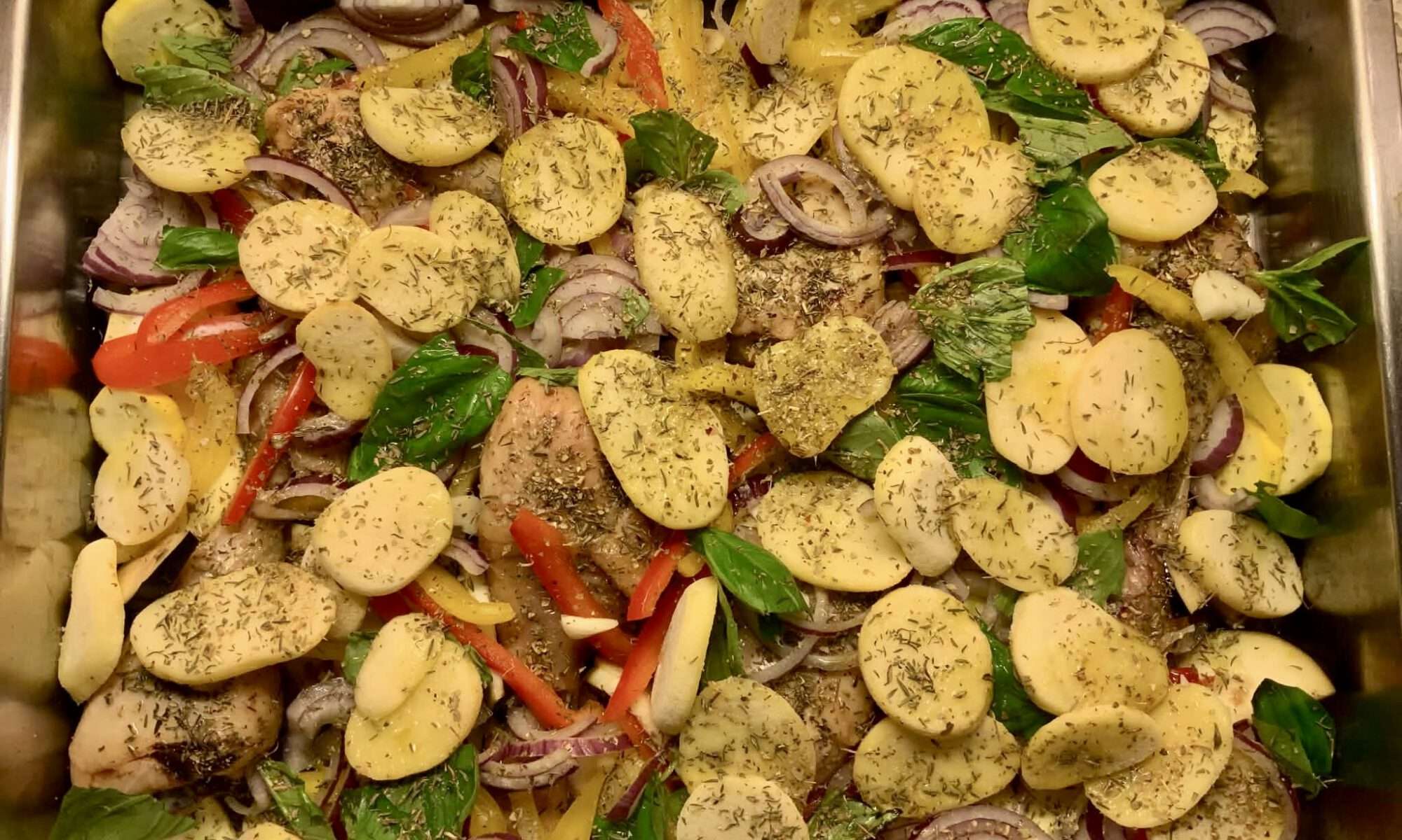 Gezien de temperatuur en de lenteachtige sfeer heeft een Grieks gerecht onze voorkeur, dus wordt het Kotopoulo sto fourno, fêta fourno en tzatziki: kip met groenten en aardappelen uit de oven.