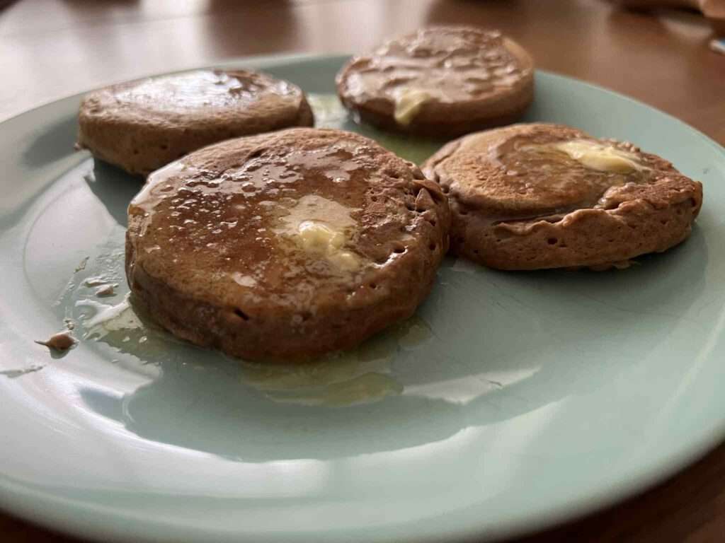 Zoals elk jaar gaan niet alle oliebollen op Oudjaarsavond en Nieuwjaarsdag op. Weggooien is zonde en aan de vogeltjes geven schijnt ook niet best te zijn. We maken van over gebleven oliebollen wentelteefjes.