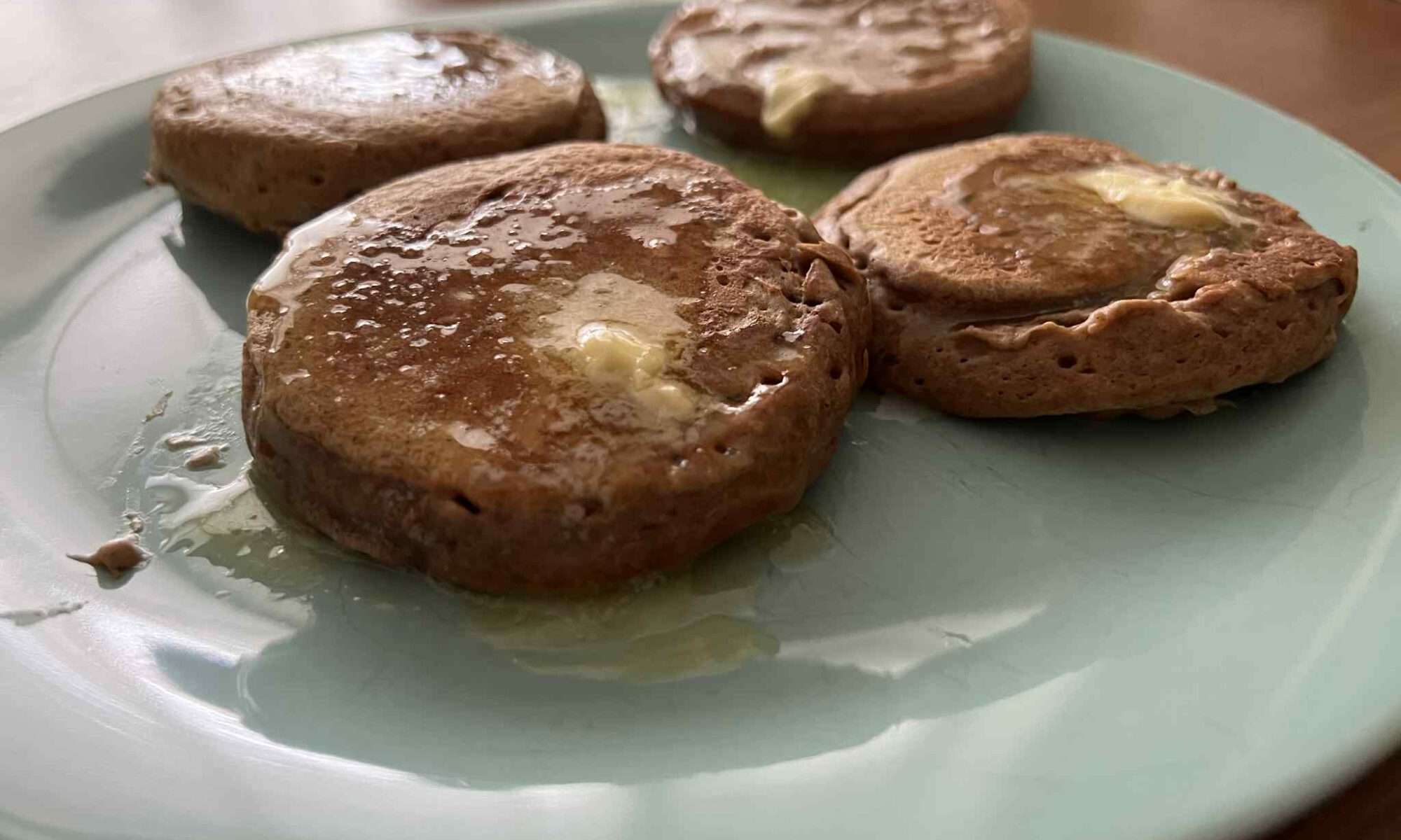 Zoals elk jaar gaan niet alle oliebollen op Oudjaarsavond en Nieuwjaarsdag op. Weggooien is zonde en aan de vogeltjes geven schijnt ook niet best te zijn. We maken van over gebleven oliebollen wentelteefjes.
