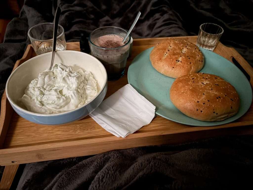 Griekse tzatziki zelf maken is niet moeilijk. Je moet alleen de juiste ingrediënten gebruiken. Wij gebruiken Dodoni, de echt Griekse 10% yoghurt