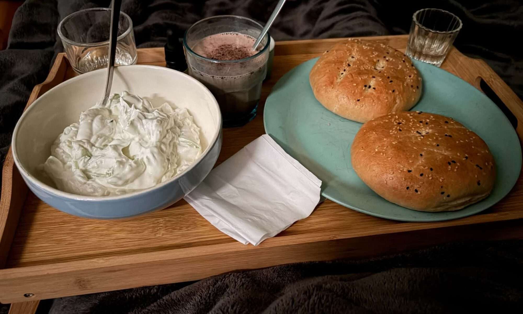 Griekse tzatziki zelf maken is niet moeilijk. Je moet alleen je moet de juiste ingrediënten gebruiken. Wij gebruiken Dodoni, de echt Griekse 10% yoghurt