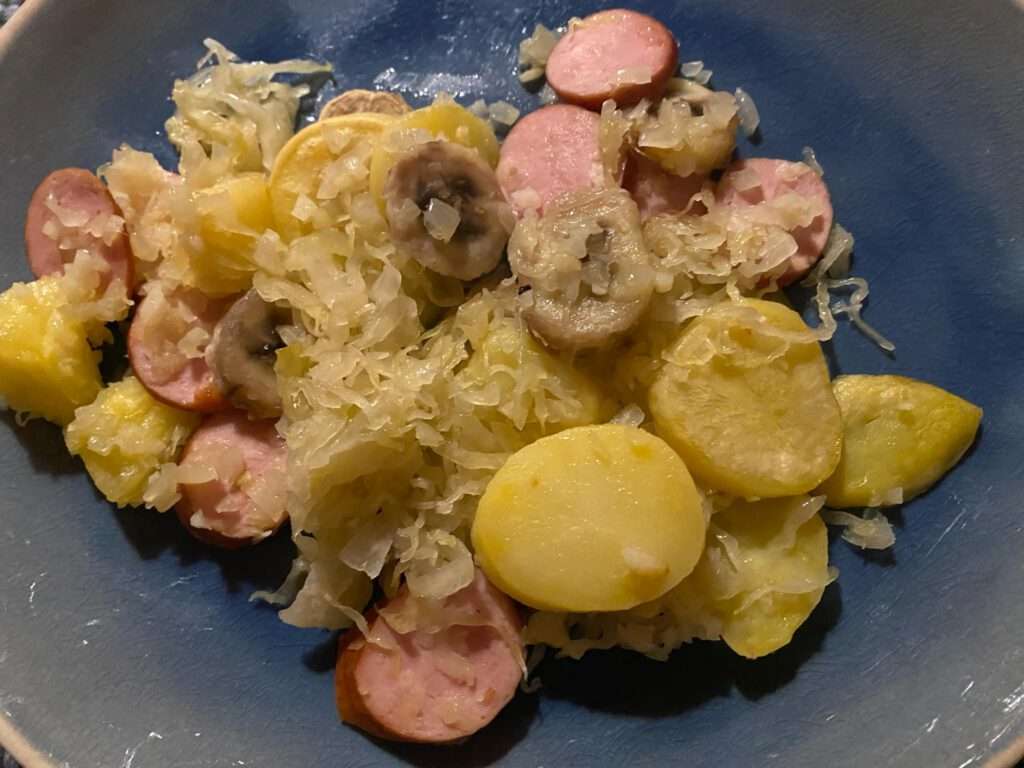 Zuurkool is een soort van allemansvriend. Erg makkelijk in de omgang en zich goed aanpassend. Zuurkool is met heel veel ingrediënten te bereiden om steeds weer een ander gerecht tevoorschijn te toveren. Zuurkool ovenschotel.