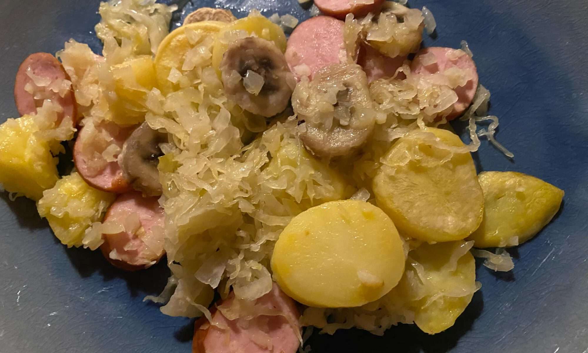Zuurkool is een soort van allemansvriend. Erg makkelijk in de omgang en zich goed aanpassend. Zuurkool is met heel veel ingrediënten te bereiden om steeds weer een ander gerecht tevoorschijn te toveren. Zuurkool ovenschotel.