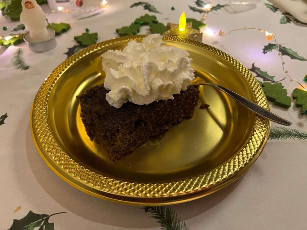 Zo ongeveer twee weken voor de Kerst gaat ‘Kind 1’ een dessert voor het Kerstdiner bedenken. Vaak is het een Amerikaans recept. Dat wordt omgerekend en ingrediënten opgezocht. Dit keer wordt het Gingerbread Cake