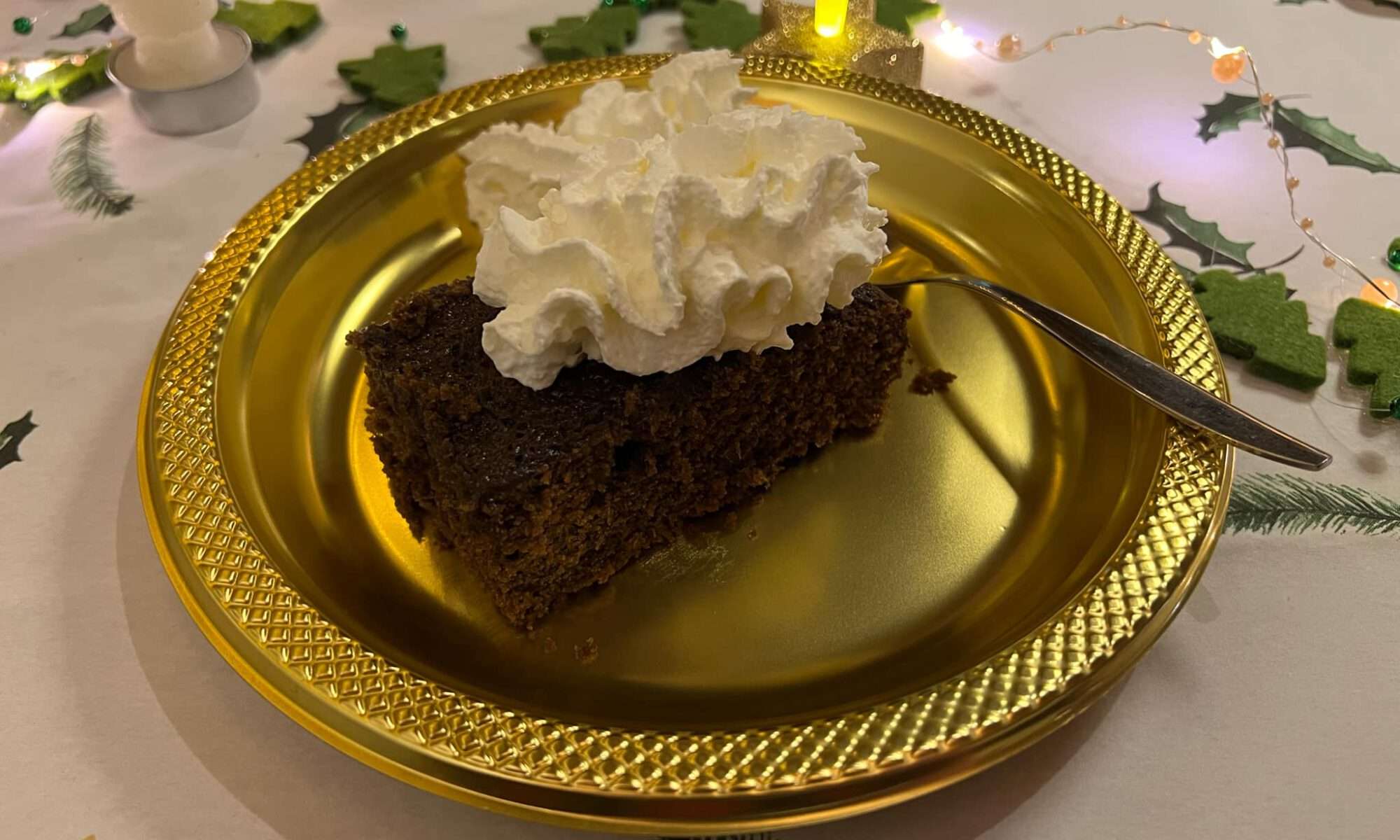 Zo ongeveer twee weken voor de Kerst gaat ‘Kind 1’ een dessert voor het Kerstdiner bedenken. Vaak is het een Amerikaans recept. Dat wordt omgerekend en ingrediënten opgezocht. Dit keer wordt het Gingerbread Cake